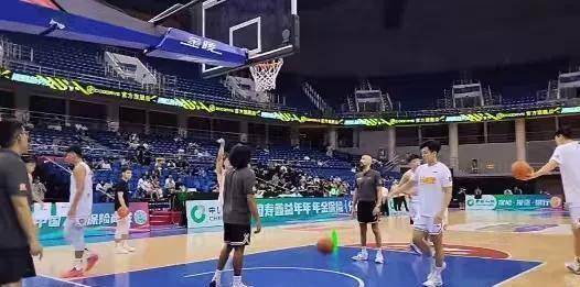 斯诺克大师赛掀起高潮，渝州巨龙队绝杀齐鲁迅豹队，老将里程碑之夜——防守强度拉满的简单介绍